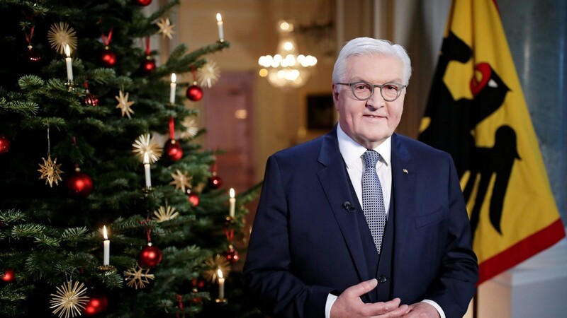 Bundespräsident Frank-Walter Steinmeier steht nach der Aufzeichnung der traditionellen Weihnachtsansprache von 2020 im Schloss Bellevue neben einem geschmückten Weihnachtsbaum.