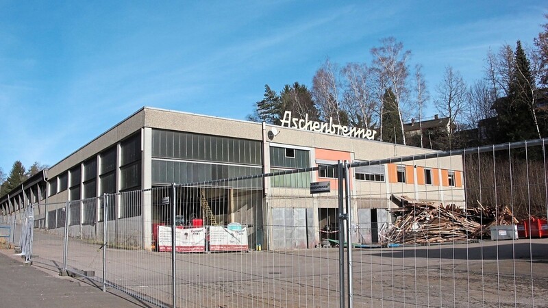 Die ehemaligen Fabrikgebäude am Aschenbrenner-Gelände werden derzeit entkernt. Ab 13. Januar rückt schweres Gerät für den Abriss an.