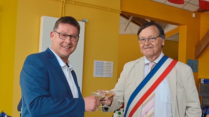 Am 25. Jahrestag der Städtepartnerschaft stoßen die Bürgermeister Menn und Fichtner auf weitere gute Zusammenarbeit und Freundschaft an.