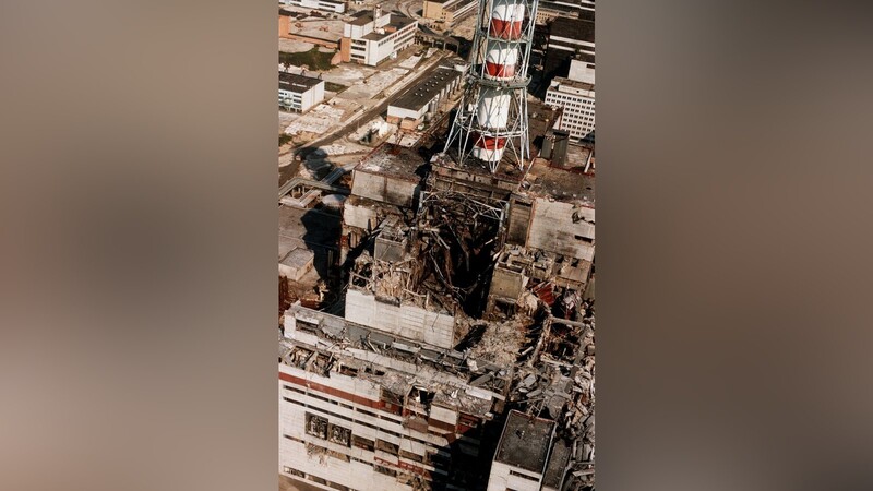 Blick auf den zerstörten Reaktor. Eine schwere Explosion hat am 26.04.1986 den Reaktorblock 4 des Kernkraftwerks Tschernobyl in der Ukraine zerstört.