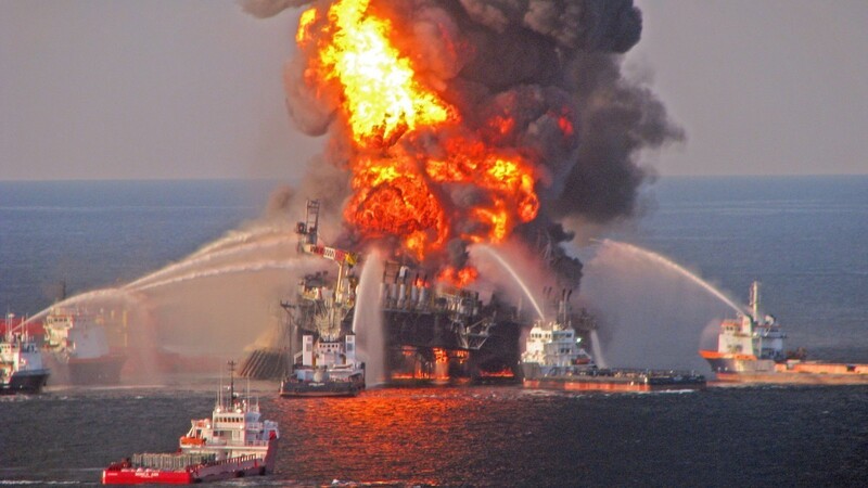 Das Bild aus dem Jahr 2010 zeigt die brennende Ölplattform Deepwater Horizon im Golf von Mexiko.