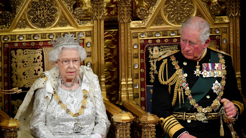 Queen Elizabeth II - hier neben ihrem Sohn Prinz Charles - wird am Dienstag 94 Jahre alt.
