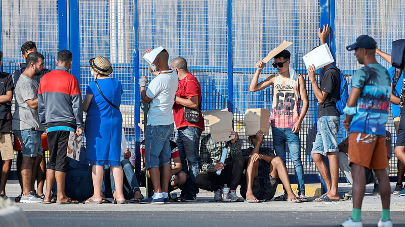 Flüchtlinge aus Marokko warten vor einem Asylbüro an der Südgrenze Spaniens.