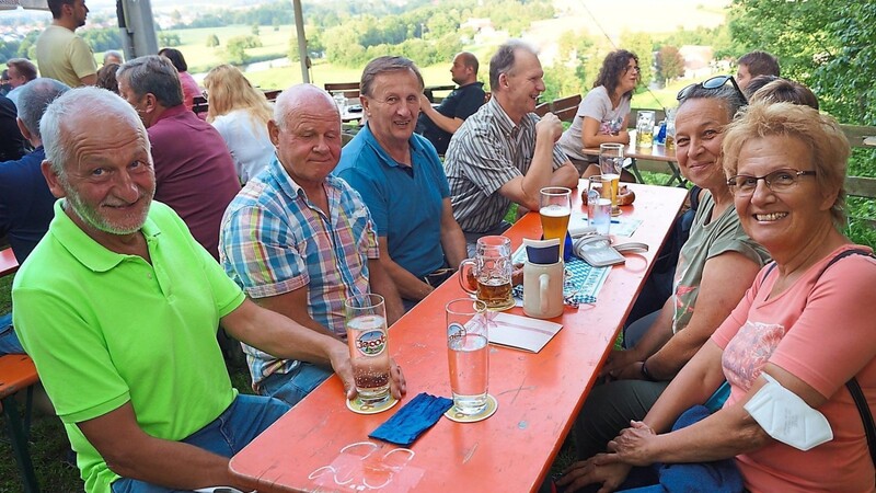 Mit dem herrlichen Blick auf die Stadt in der Abendsonne feierten die Gäste auf dem Wallfahrerberg den Nachholtermin des Biergartenvolksfestes.