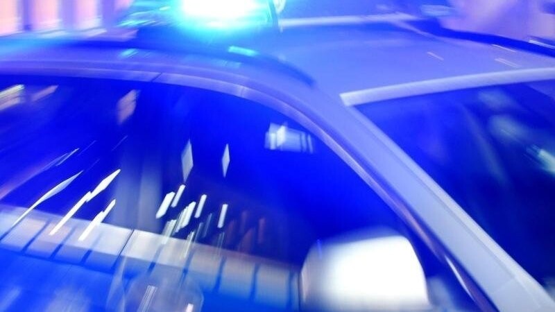 Ein 30-jähriger Regensburger wurde am Mittwoch von einem Spezialkommando der Polizei festgenommen. Er hatte zuvor seine Lebenspartnerin massiv bedroht. (Symbolbild)