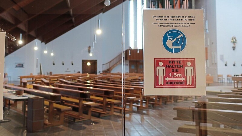 Leere Kirchenbänke in Runding: Dass das auch in Zukunft so bleibt, fürchtet Pfarrer Kilian Limbrunner.