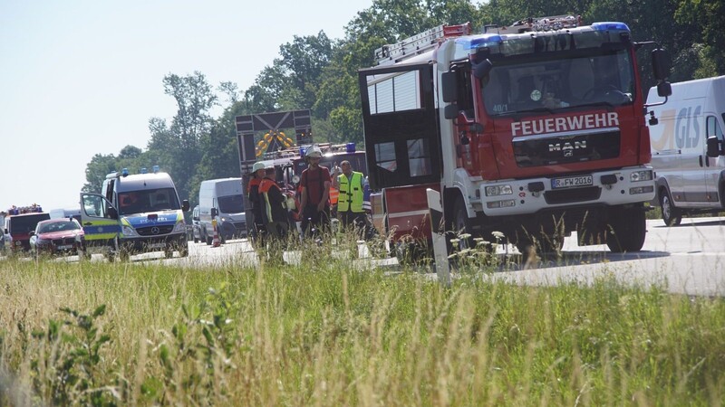 Auf der A3 bei Wörth ist am Dienstagmorgen eine Autofahrerin auf einen Gefahrguttransporter aufgefahren. Der Unfall endete glimpflich, es bildete sich jedoch ein langer Rückstau.