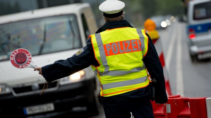 Ein Polizist kontrolliert am 26.05.2015 am Grenzübergang in Mittenwald (Bayern) die von Österreich nach Deutschland einreisenden Autos.
