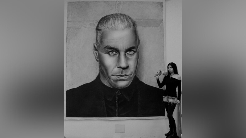 Lisa "Vinsterwân" Schubert vor dem von ihr im Jahr 2016 angefertigten Porträt des Rammstein-Sängers Till Lindemann - Acryl auf Leinwand.
