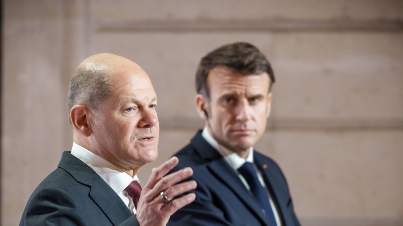 Bundeskanzler Olaf Scholz (l) und der französische Präsident Emmanuel Macron äußern sich nach der gemeinsamen Kabinettssitzung in Paris.