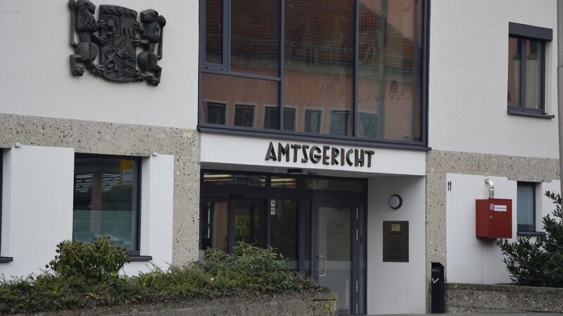 Der 32-Jährige hatte vor dem Amtsgericht in Straubing den Bürgersteig mit Kreide beschmiert.