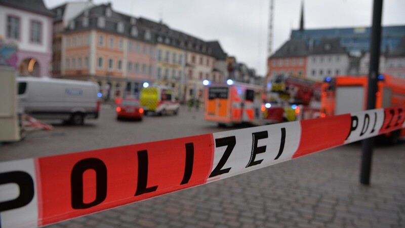 In der Fußgängerzone in Trier ist ein Auto in eine Menschenmenge gefahren. Zwei Fußgänger wurden dabei tödlich verletzt.