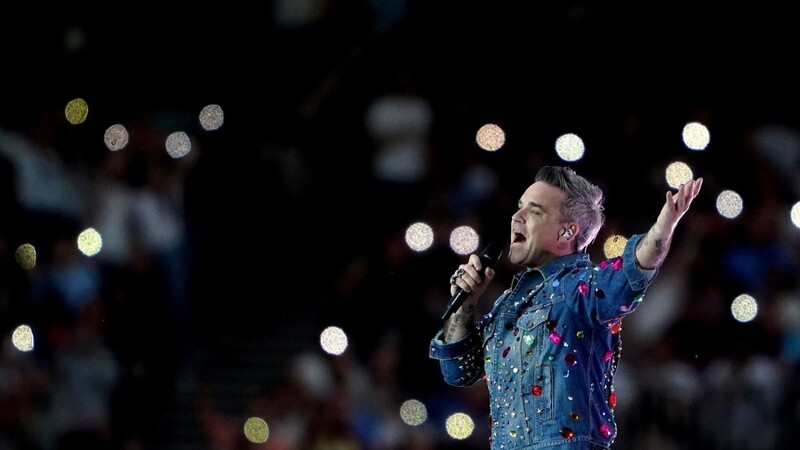 Der britische Popstar Robbie Williams während eines Konzerts.
