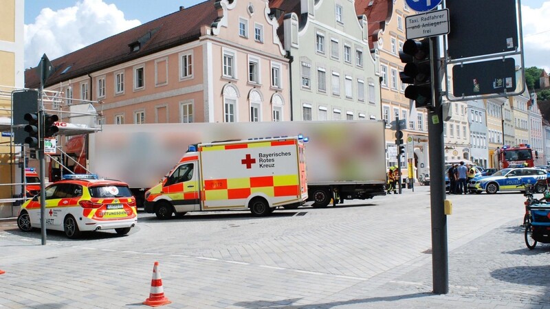 Bei einem Unfall am Montag in der Landshuter Innenstadt mit einem Lastwagen kam ein Radfahrer ums Leben.