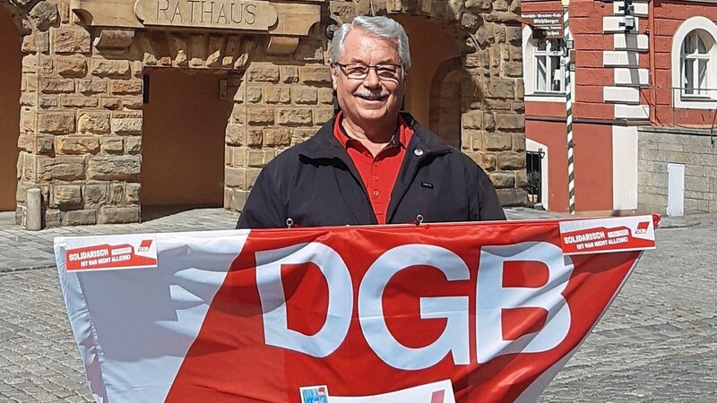 Dem Coronavirus geschuldet hielt der Vorsitzende des Ortskartells, Herbert Breu, an diesem 1. Mai das DGB-Banner mit dem Motto 2020 "Solidarisch ist man nicht alleine" vor dem Further Rathaus hoch.