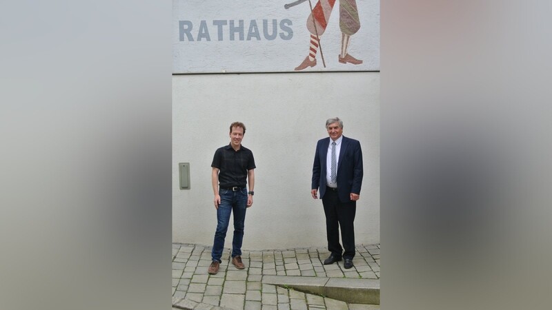Bürgermeister Florian Neppl mit MdB Karl Holmeier vor dem Eschlkamer Rathaus