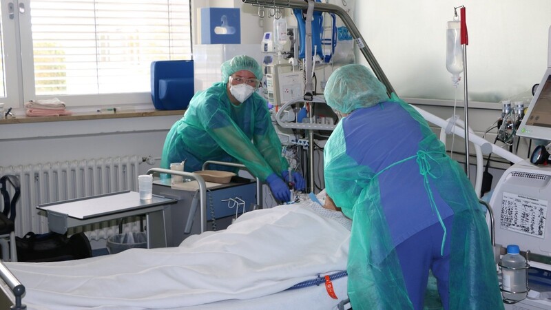 Die Pflegerische Leiterin der Intensivstation der Kreisklinik Mallersdorf, Christina Eder (links), kontrolliert mit einer Kollegin den Beatmungsschlauch eines an Covid-19 erkrankten Patienten. Die Pflege von Covid-Patienten ist um einiges aufwendiger als bei anderen Intensivpatienten.