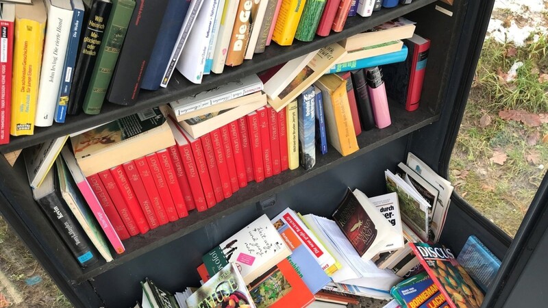 Leider missbrauchen manche Bürger die Bücherboxen um stapelweise alte Bücher loszuwerden.
