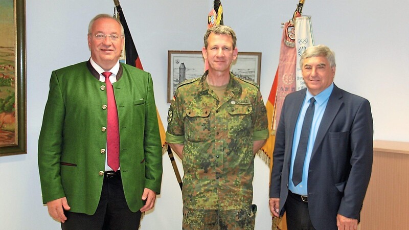 Besuch in der Kaserne: Kommandeur Björn Schulz (Mitte) mit seinen Gästen Landrat Franz Löffler (links) und Bundestagsabgeordneter Karl Holmeier.