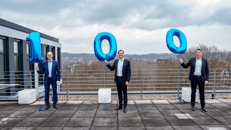 Die Bayernwerk-Vorstände Egon Westphal (v. l.), Reimund Gotzel und Andreas Ladda blicken zum Jubiläum auf die 100-jährige Unternehmensgeschichte zurück. Das Regensburger Unternehmen ist der größte regionale Verteilnetzbetreiber in Bayern.