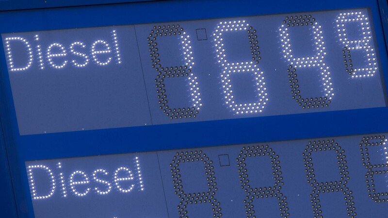 Die Preisanzeige einer Tankstelle in der Region Hannover zeigt einen Preis von 1,649 Euro für einen Liter Diesel an. Die Fahrt zur Tankstelle wird für Millionen Autofahrer von Woche zu Woche schmerzhafter. Diesel ist in Deutschland inzwischen so teuer wie noch nie. Auch Benzin, Heizöl und Erdgas sind deutlich teurer geworden.