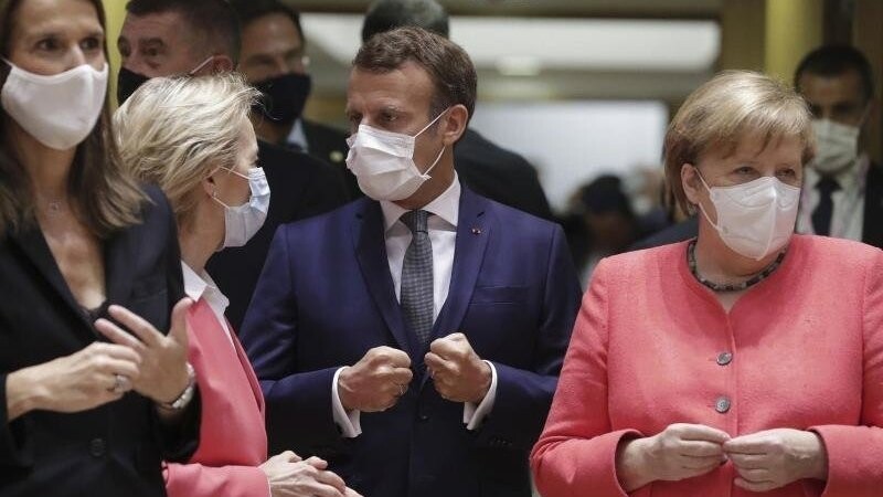 Die belgische Premierministerin Sophie Wilmes (l-r), die EU-Kommissionspäsidentin Ursula von der Leyen, der französische Präsident Emmanuel Macron und Bundeskanzlerin Angela Merkel stehen beim EU-Gipfel zusammen.
