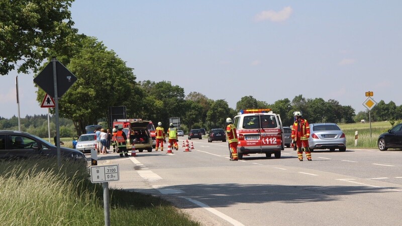 Wegen eines Unfalls auf der B8 kam es am Sonntagmittag zu Verkehrsbehinderungen auf der B8 bei Geisling (Kreis Regensburg).