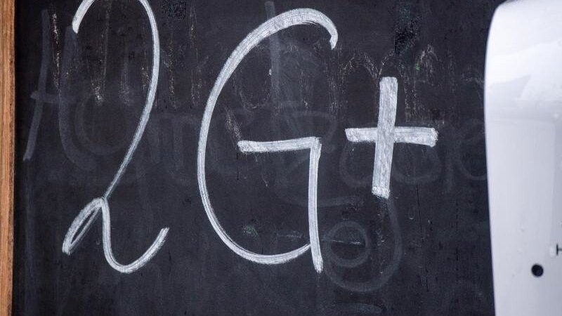 "2G+" steht auf einer Tafel vor einer Gaststätte.