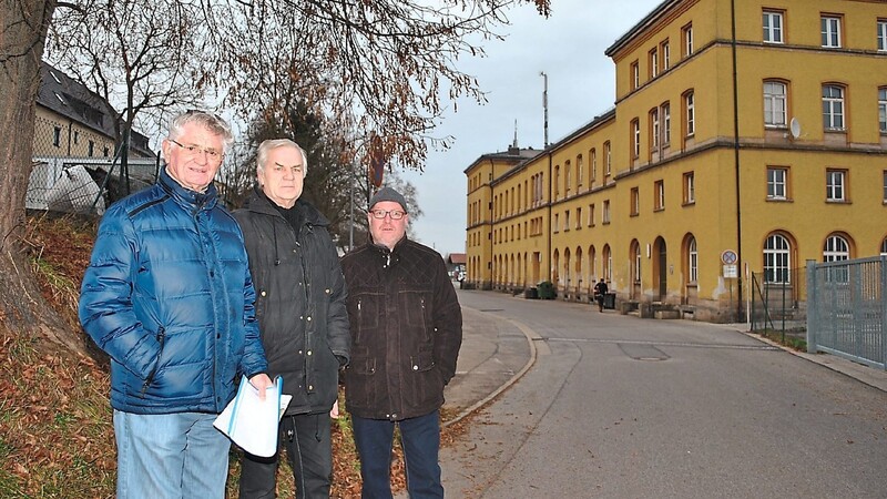 Halten den Bahnhof für den falschen Standort für die Einrichtung für psychisch Kranke: Alt-Bürgermeister Josef Obermaier, Hans Endler und Joachim Soller sammeln Unterschriften gegen die Nutzungsänderung.