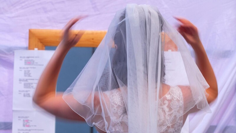 Brautmodenhersteller, die bislang in der Ukraine gefertigt haben, verlagern die Produktion.