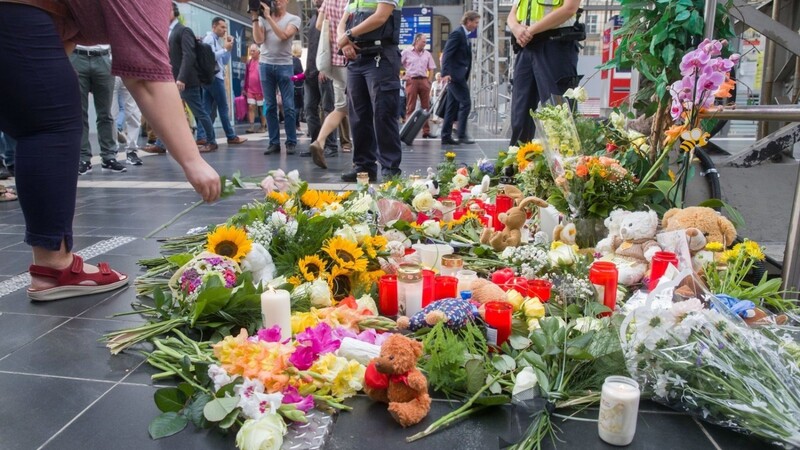 Eine Frau legt am Bahnsteig 7 im Frankfurter Hauptbahnhof eine Blume nieder. Ein achtjähriger Junge ist am Tag zuvor im Frankfurter Hauptbahnhof von einem Mann vor den einfahrenden ICE gestoßen und getötet worden.