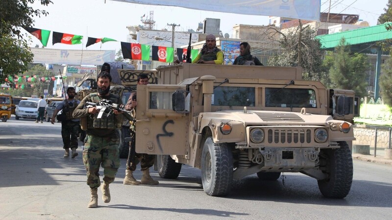 Soldaten kommen zu einem Gefecht mit Kämpfern der Taliban. In der Nacht haben Kämpfer der radikalislamischen Taliban die nordafghanische Provinzhauptstadt angegriffen und hätten dabei mehrere Einrichtungen und Gebiete in der Stadt eingenommen.