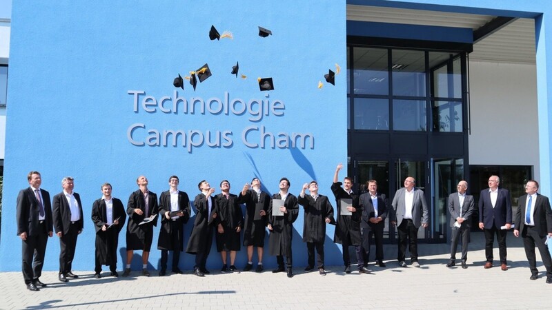 Auch das Hütewerfen gehört fest mit dazu: 14 Absolventen des Bachelorstudiengangs Mechatronik-Dual des Technologie-Campus sagten vor kurzem Ciao.