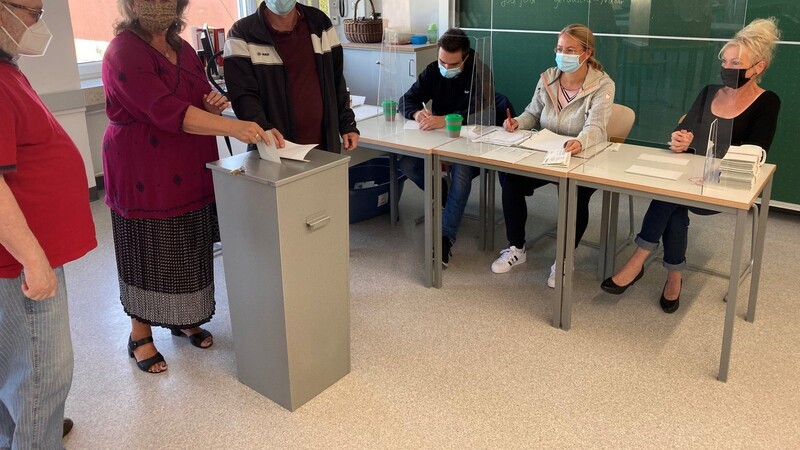 Kurz vor Mittag ist der Andrang im Wahllokal in der Dr.-Johann-Stadler-Grund- und Mittelschule in Parkstetten groß.