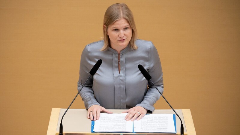 Über Fraktionschefin Katrin Ebner-Steiner gehen in der bayerischen AfD die Meinungen weit auseinander.