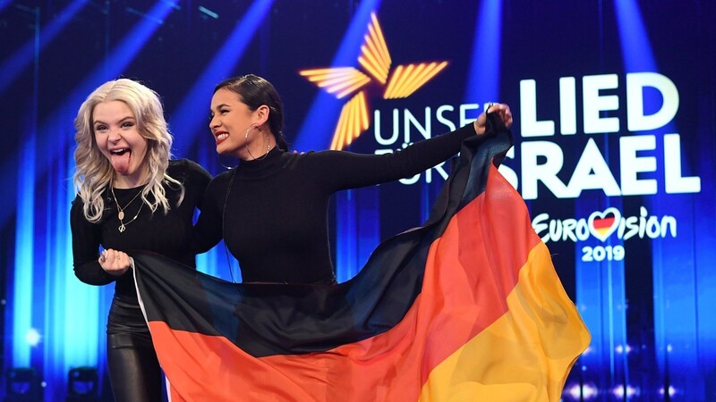 Das Duo S!sters mit den beiden Sängerinnen Carlotta Truman (l) aus Hannover und Laurita (r) aus Wiesbaden steht nach dem Vorentscheid für den Eurovision Song Contest "Unser Lied für Israel" auf der Bühne.