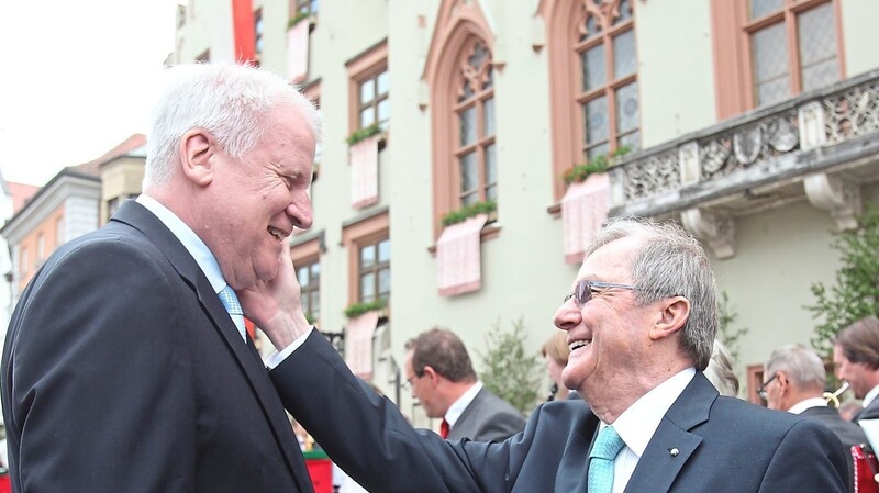 Die gestreichelte Wange - eine typische Deimer-Geste. 2016 durfte sie auch der damalige Ministerpräsident Horst Seehofer erfahren, als zu Josef Deimers 80. Geburtstag ein großer Empfang im Rathausprunksaal stattfand.