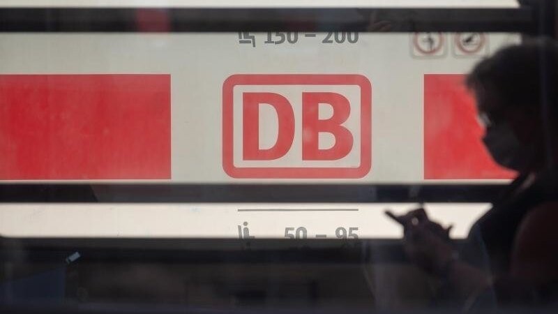Die Deutsche Bahn meldete am Sonntagabend eine Stellwerksstörung auf der Strecke Landshut - Regensburg bei Obertraubling. (Symbolbild)