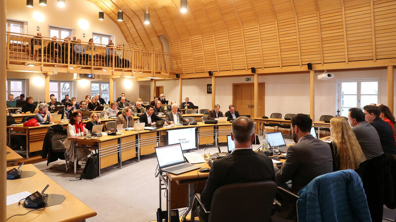 Arbeitsintensives Wochenende: Erst am Freitag waren die Stadträte im neuen Plenarsaal zu einer regulären Sitzung zusammengekommen, tags darauf haben rund 30 von ihnen - aus allen Fraktionen - mit dem Haushaltsplan für das Jahr 2023 beschäftigt.