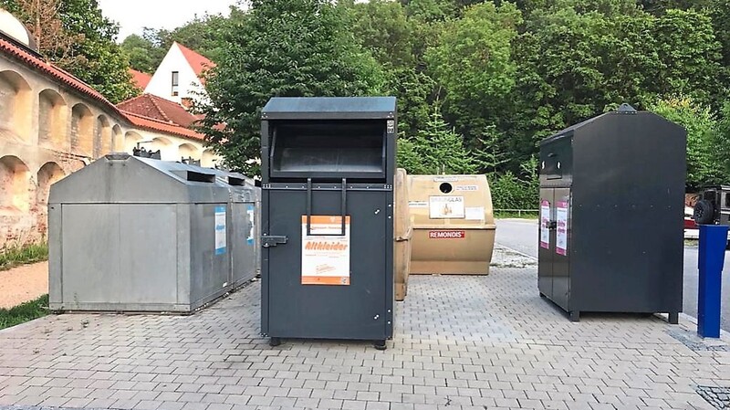 Unscheinbar und wie alle anderen steht der "Kunst-Container" (hinten, Mitte) am Entsorgungsstandort Freyung/Ecke Königsfeldergasse.