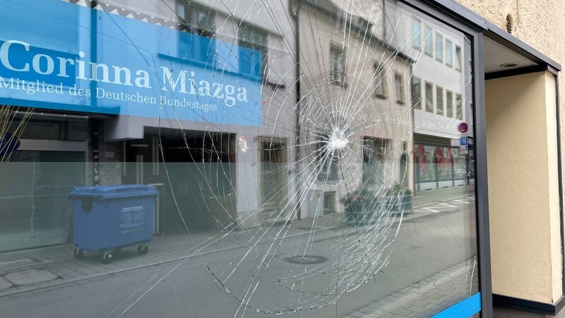 Unbekannte haben am Donnerstagabend eine Scheibe des AfD-Büros in der Rosengasse in Straubing beschädigt.