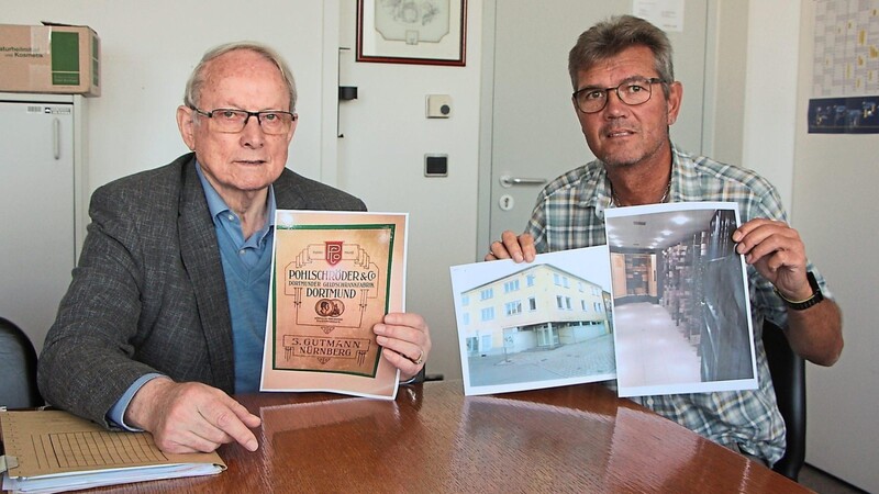Michael Braun (links) und sein Schwiegersohn Manfred Purschke mit den Bildern, die die Bergung des mehr als 100 Jahre alten Tresors aus der ehemaligen Schmidtbank dokumentieren.