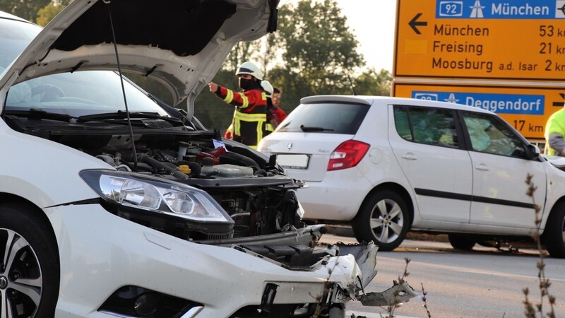 Bei einem Unfall in Moosburg wurden mehrere Personen leicht verletzt.