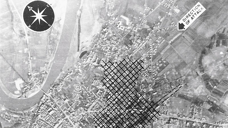 Luftaufnahme der bombardierten Stadt mit Gittermuster.