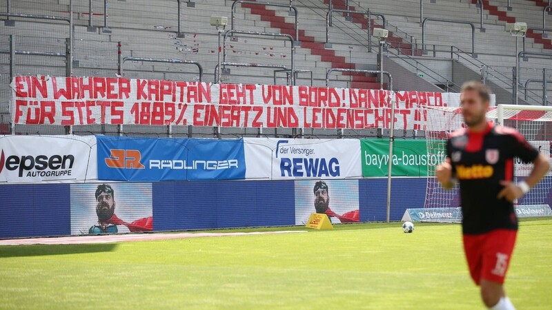 Mit diesem Banner würdigten die Jahn-Fans, auch ohne anwesend zu sein, die Verdienste des scheidenden Kapitäns Marco Grüttner (im Vordergrund). (Foto: imago)