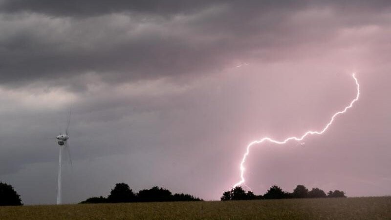 Ein Blitz schlägt am frühen Morgen in der Region Hannover ein.