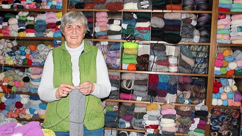Kornelia Peschke strickt gern. Schon seit sie ein Kind ist, fasziniert sie sich für Handarbeiten.