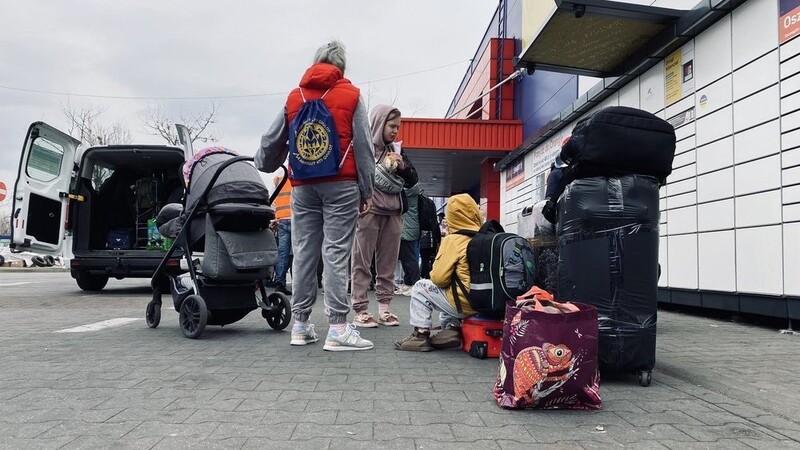 Die Geflüchteten kommen aus der Ukraine bloß mit ein paar Taschen. Bis sie in Deutschland Sozialleistungen erhalten, vergehen aber Wochen.