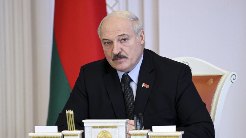 Der belarussische Diktator Alexander Lukaschenko bringt lauf Europäischer Union in organisierter Form Flüchtlinge aus Krisenregionen an die EU-Außengrenze.