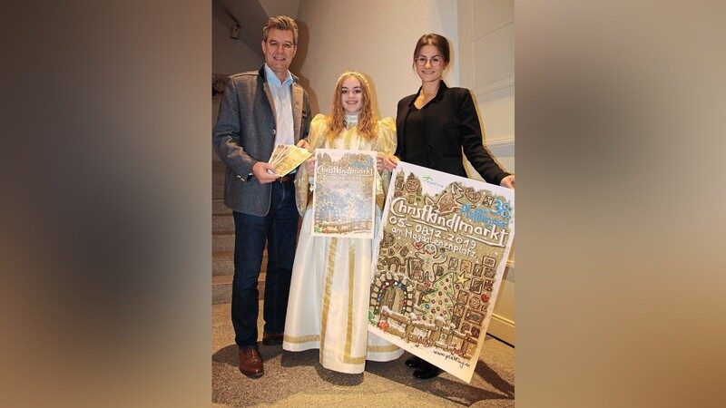 Zweiter Bürgermeister Hans Schmalhofer und Kulturamtsleiterin Kathrin Tost freuen sich mit dem Christkindl auf besinnliche Tage.
